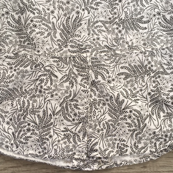 Cleo - Sleeveless Button-up Shirt - Beige with black pattern - Picture 7 of 7